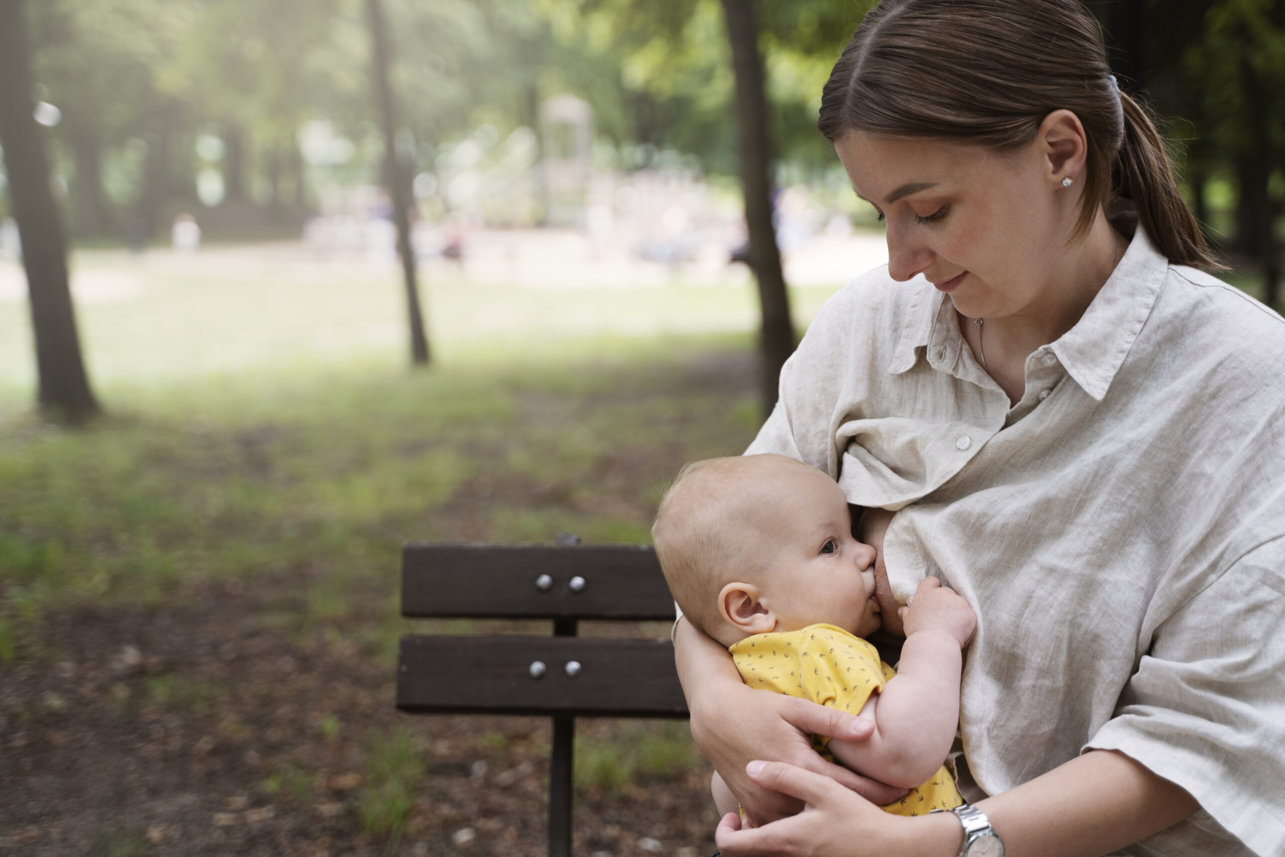 Mère allaitant bébé copie 2